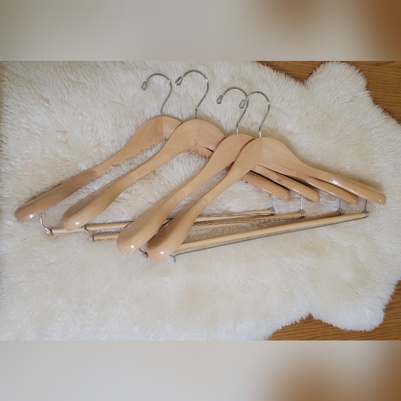 BNIB large shoulder premium wooden hangers 4-pack - Picture 6 of 6